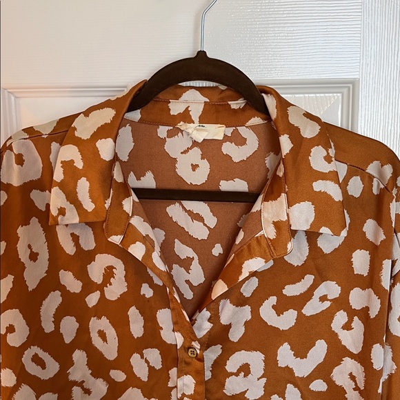 Entro Leopard Hi Lo Button Down Blouse - Picture 2 of 9